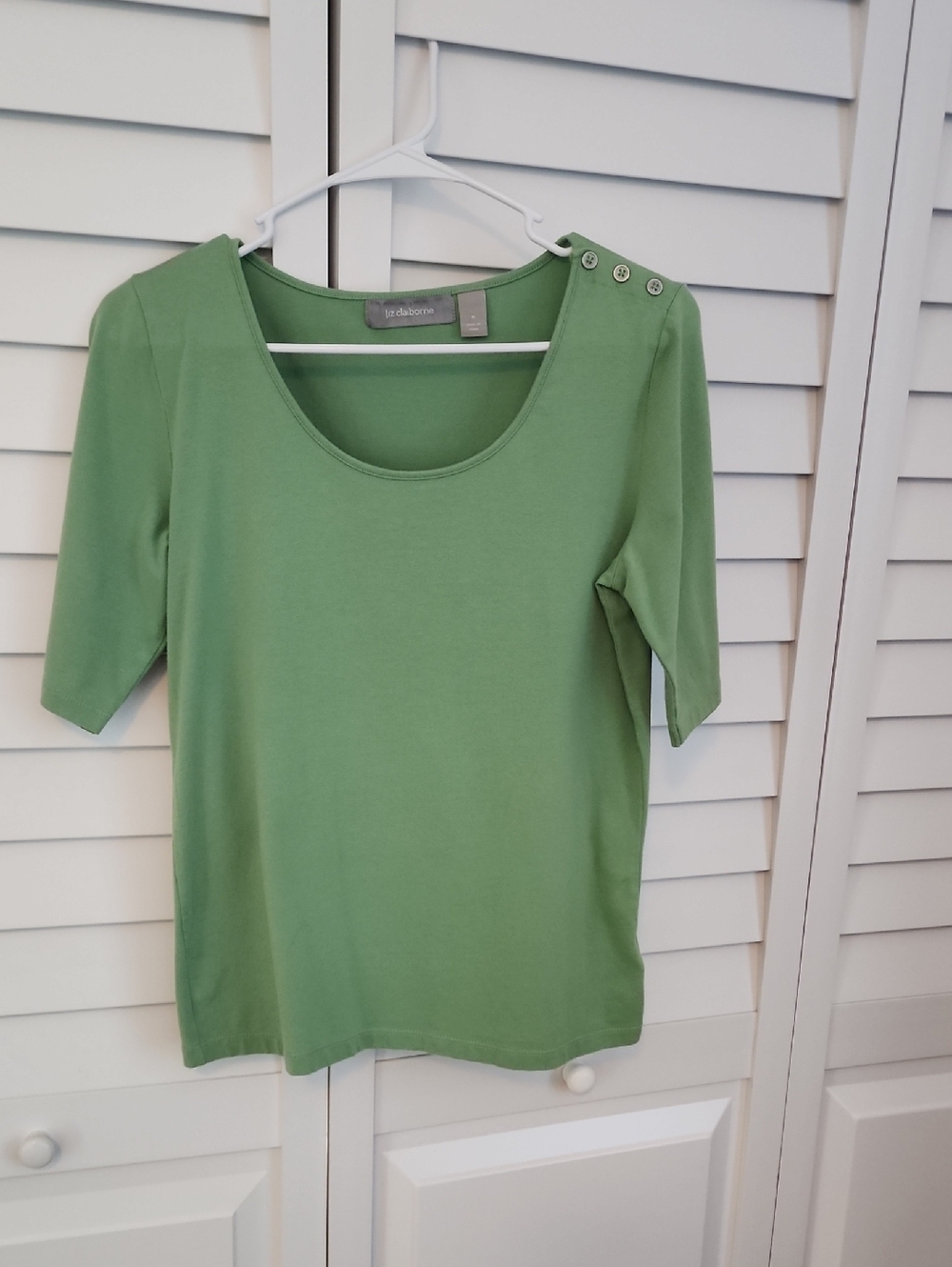 Liz Claiborne Light Green Scoop Neck Top with Shoulder Buttons